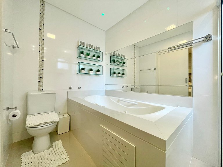 Apartamento 3 Suítes em Meia Praia | 300m da Praia