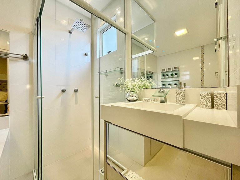 Apartamento de 3 Suites en Meia Praia Cerca del Mar