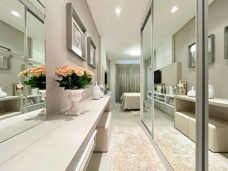 Apartamento 3 Suítes em Meia Praia | 300m da Praia