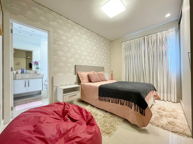 3-Bedroom Suite Apartment in Meia Praia Near the Beach