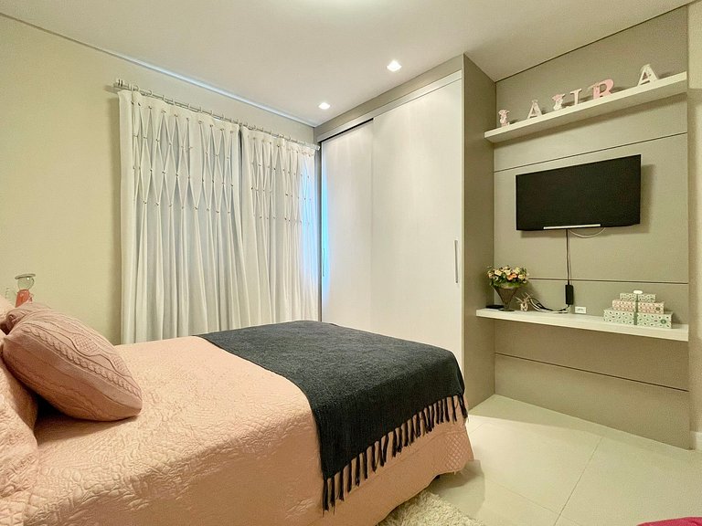 Apartamento 3 Suítes em Meia Praia | 300m da Praia
