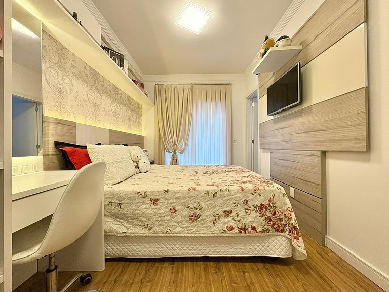 Beachfront 4-Suite Vacation Apartment in Itapema