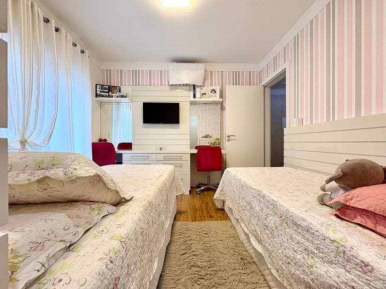 Meia Praia Itapema, Rua 247, Beachfront, 4 Suites