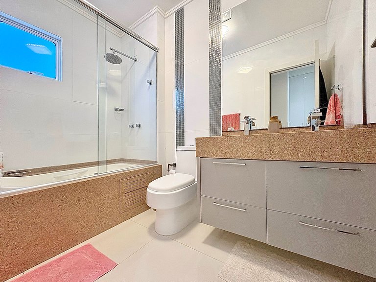 Meia Praia Itapema, Rua 247, Beachfront, 4 Suites