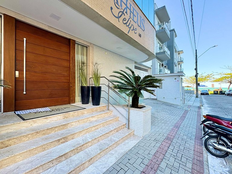 Beachfront 4-Suite Vacation Apartment in Itapema