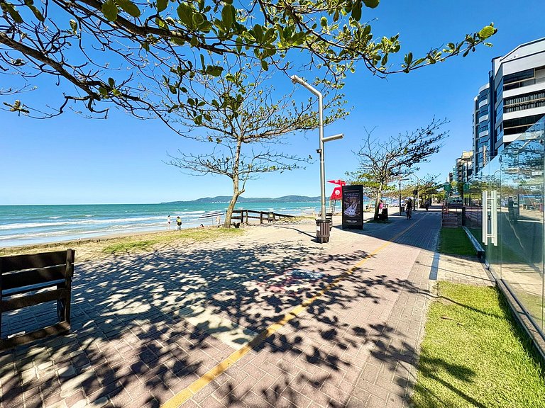 Beachfront 4-Suite Vacation Apartment in Itapema