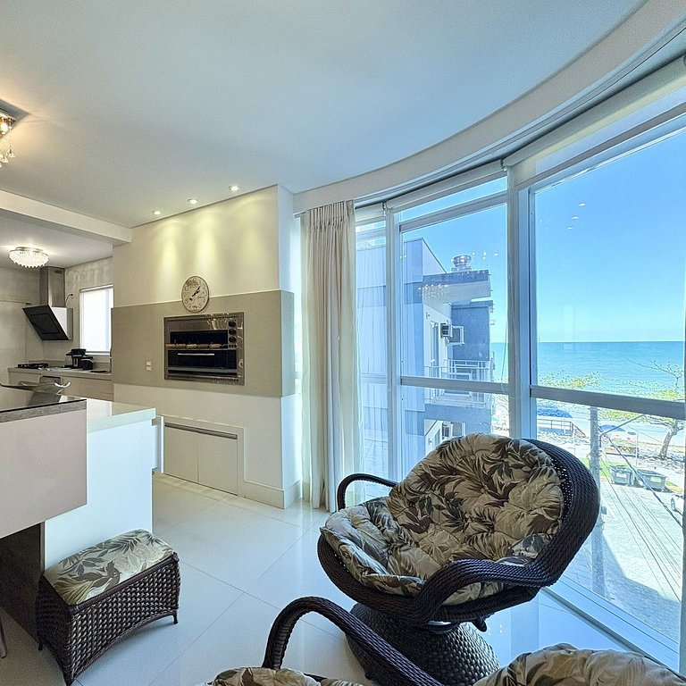 Beachfront 4-Suite Vacation Apartment in Itapema