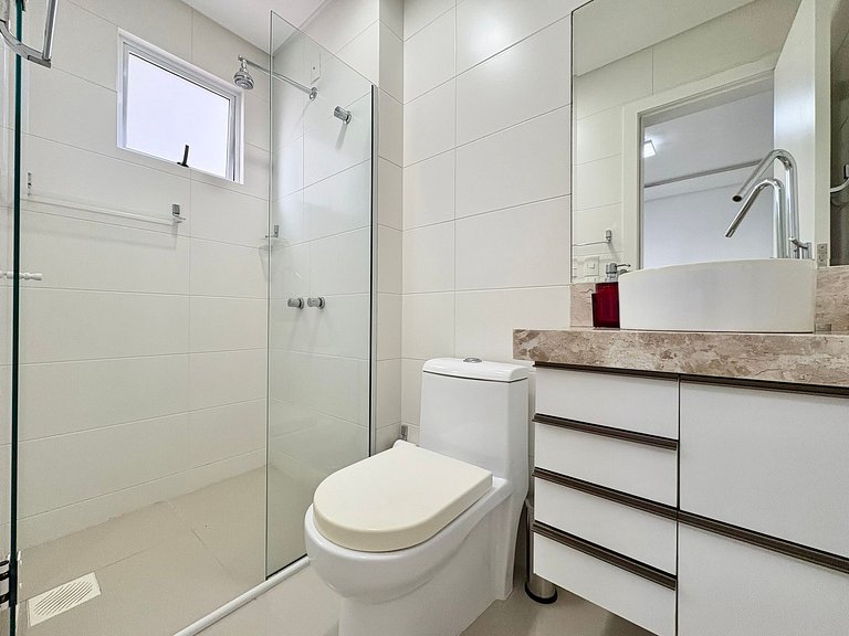 Aluguel Anual em Meia Praia Itapema com 3 Suites e 2 Vagas