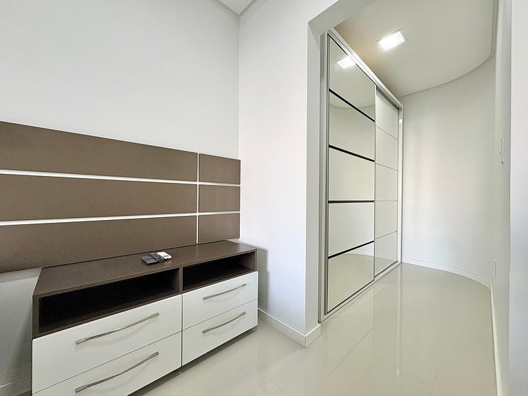 Aluguel Anual em Meia Praia Itapema com 3 Suites e 2 Vagas