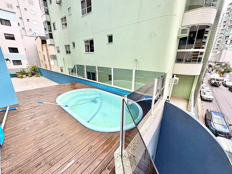 Apartamento com piscina aluguel em Meia Praia com 3 Quartos