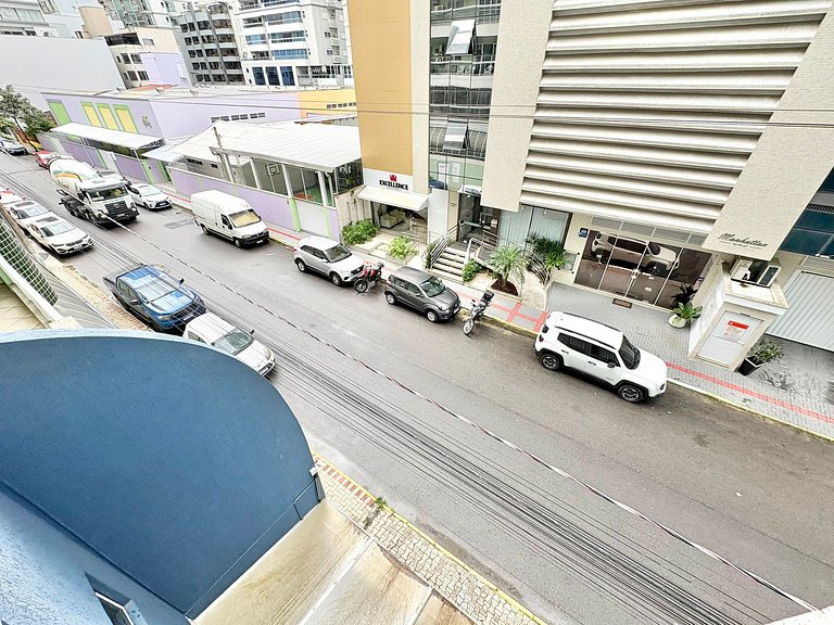 Apartamento com piscina aluguel em Meia Praia com 3 Quartos