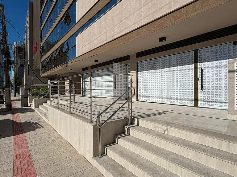 Sala Comercial Nova para Aluguel em Perequê – 69 m² | 1 Vaga