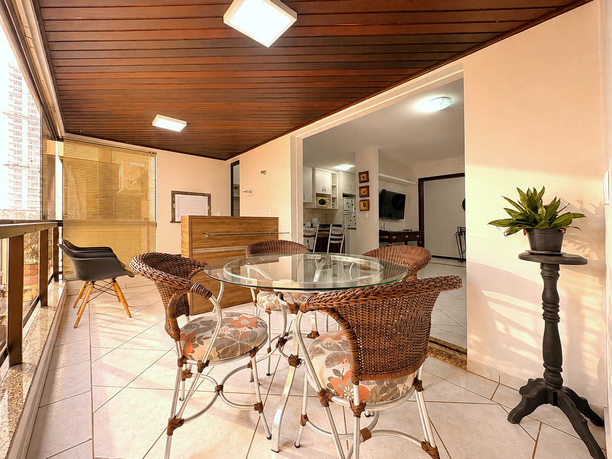 Apartamento 3 Dormitórios na Rua 313B, Meia Praia — Itapema