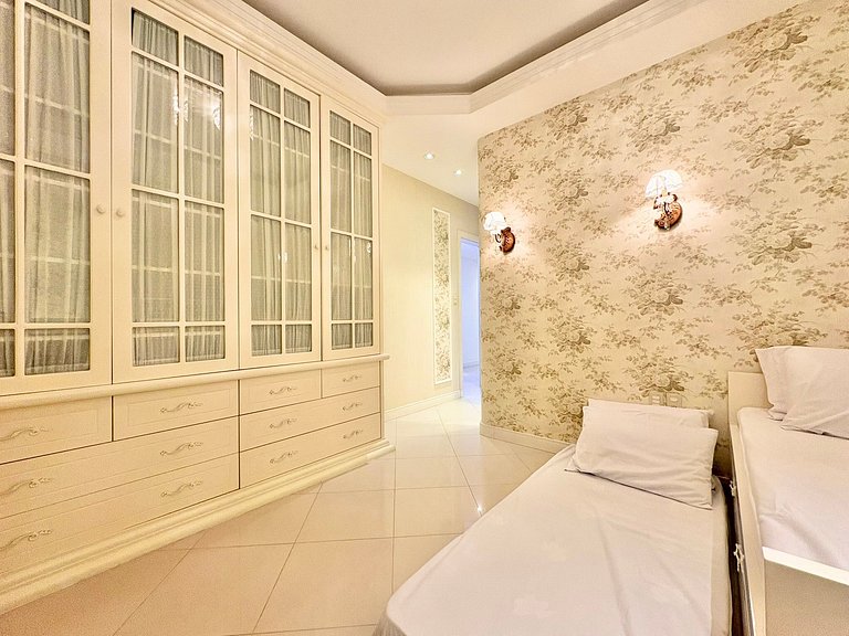 3-Suite Vacation Rental in Meia Praia Itapema