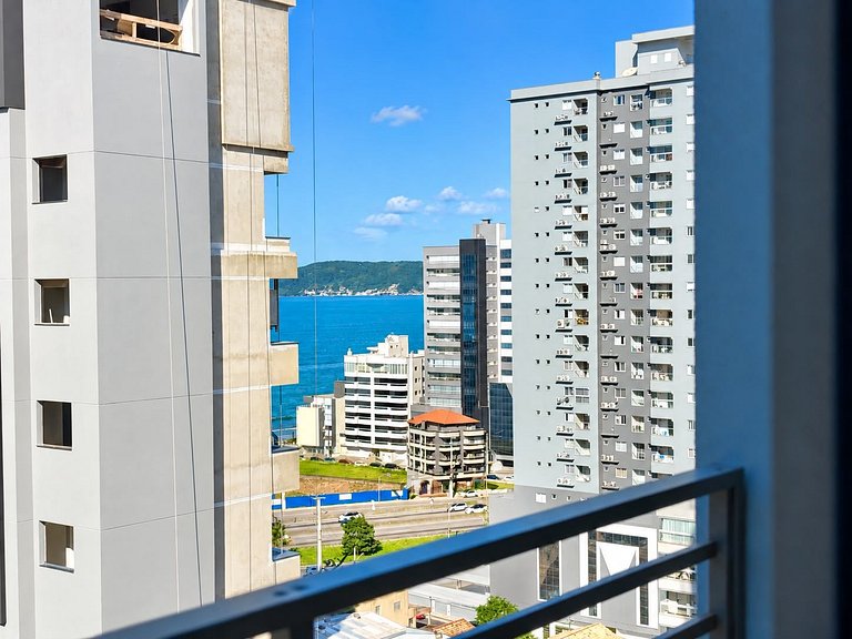 Apartamento com 2 suítes, semi-mobiliado e vista para o mar