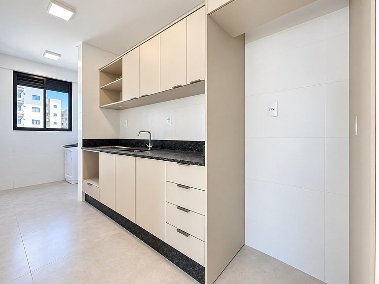 Apartamento com 2 suítes, semi-mobiliado e vista para o mar