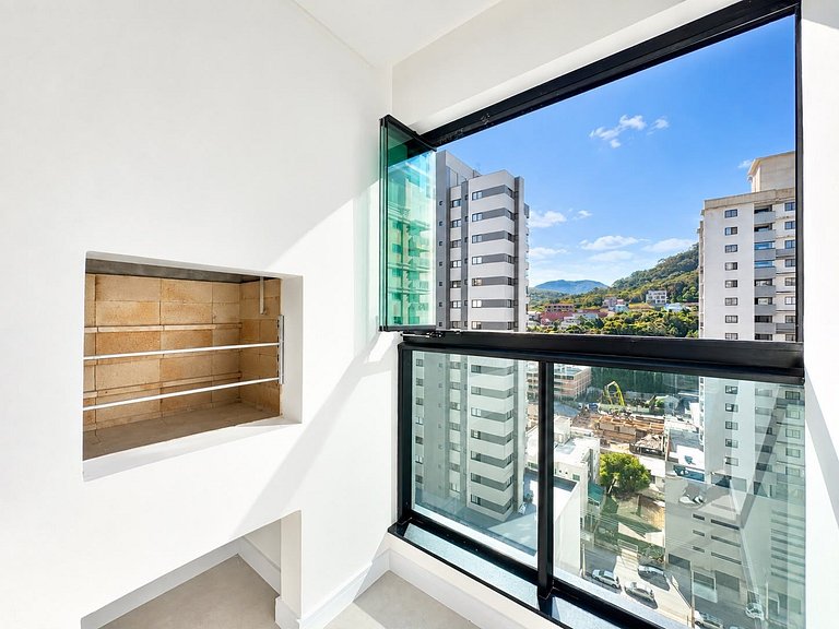 Apartamento com 2 suítes, semi-mobiliado e vista para o mar