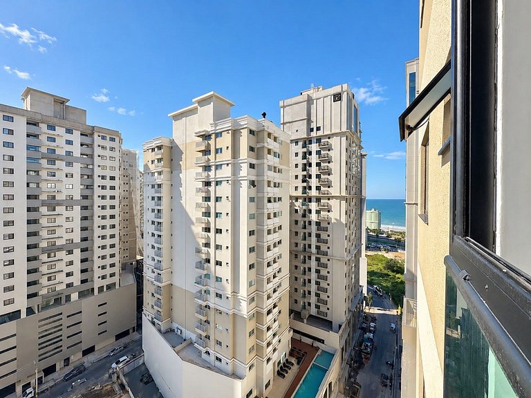 Apartamento com 2 suítes, semi-mobiliado e vista para o mar