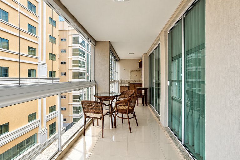 Título SEO: Vacation Rental in Meia Praia 3 Suites