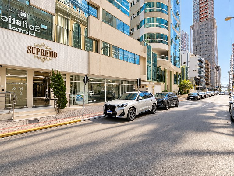 Título SEO: Vacation Rental in Meia Praia 3 Suites
